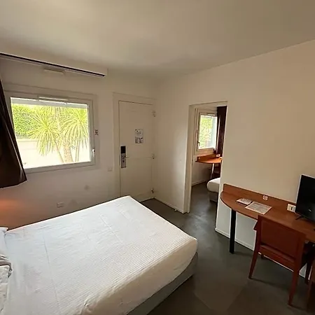 Akena Nantes - Ouest Hotel 2*